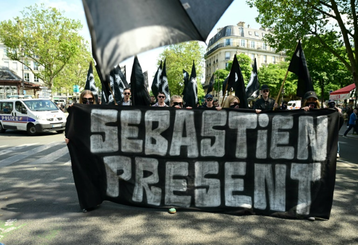 Plusieurs centaines de militants d'ultradroite défilent le 11 mais 2024 à Paris à l'appel d'un "Comité du 9-mai" pour commémorer la mort de l'un d'entre eux, Sébastien Deyzieu, décédé accidentellement en 1994 © Miguel MEDINA