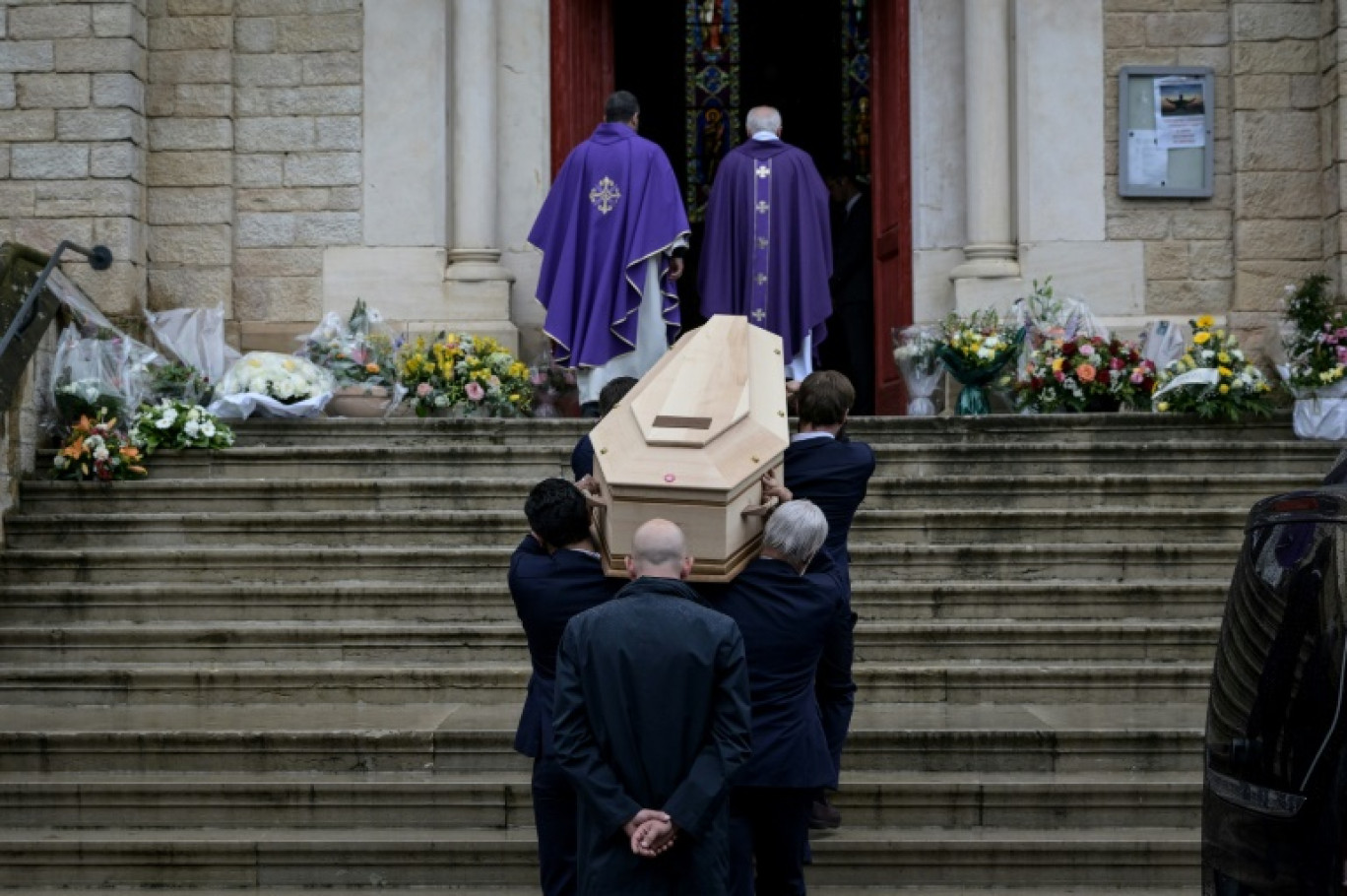 Le cercueil du journaliste littéraire Bernard Pivot est porté hors de l'église Saint-Pierre, après un service funéraire, le 14 mai 2024 à Quincié-en-Beaujolais, dans le Rhône © JEAN-PHILIPPE KSIAZEK