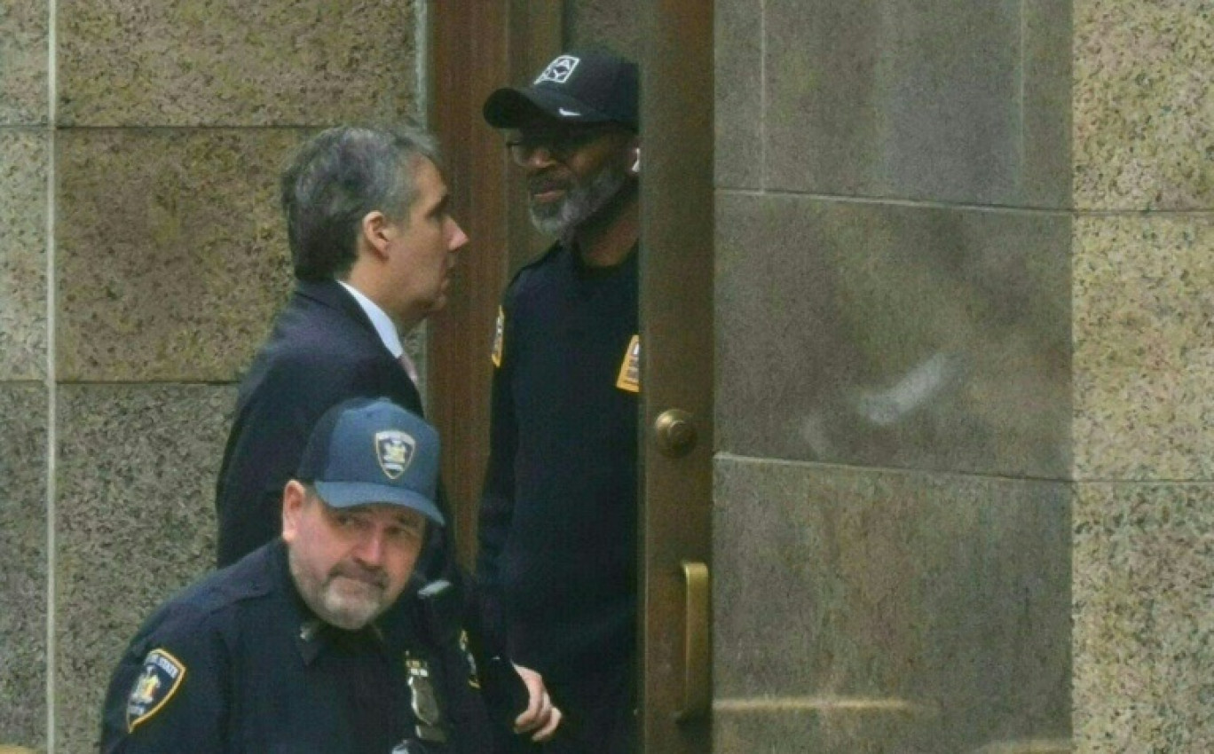 L'avocat Michael Cohen (g) arrive au tribunal pénal de Manhattan pour le procès de l'ancien président américain Donald Trump, le 13 mai 2024 à New York © ANGELA WEISS