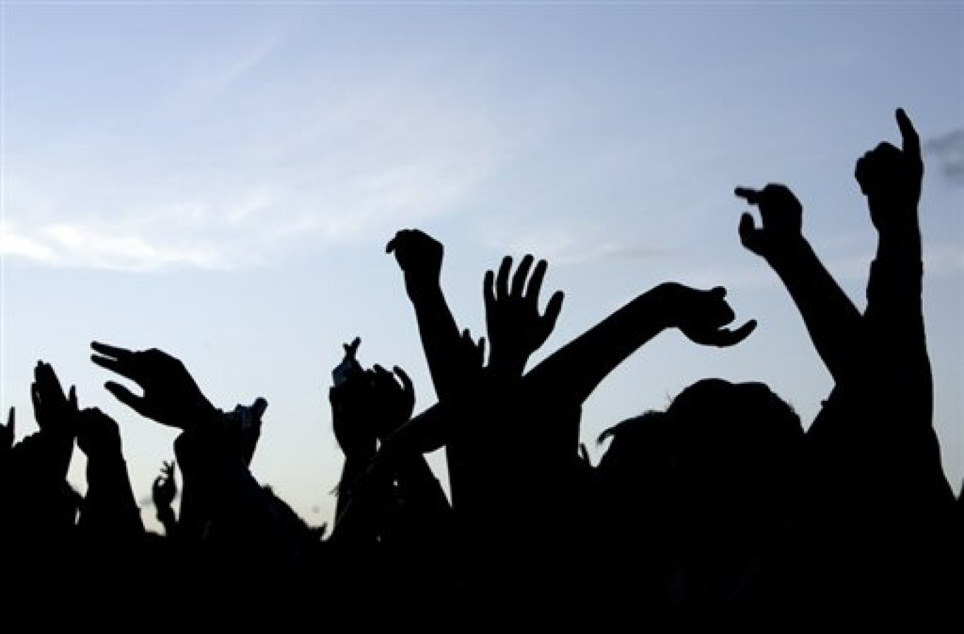 Environ 400 personnes étaient encore présentes lundi sur le terrain de la rave party près de Saumur, où un homme, âgé d'une trentaine d'années, est décédé dimanche © Leon Neal