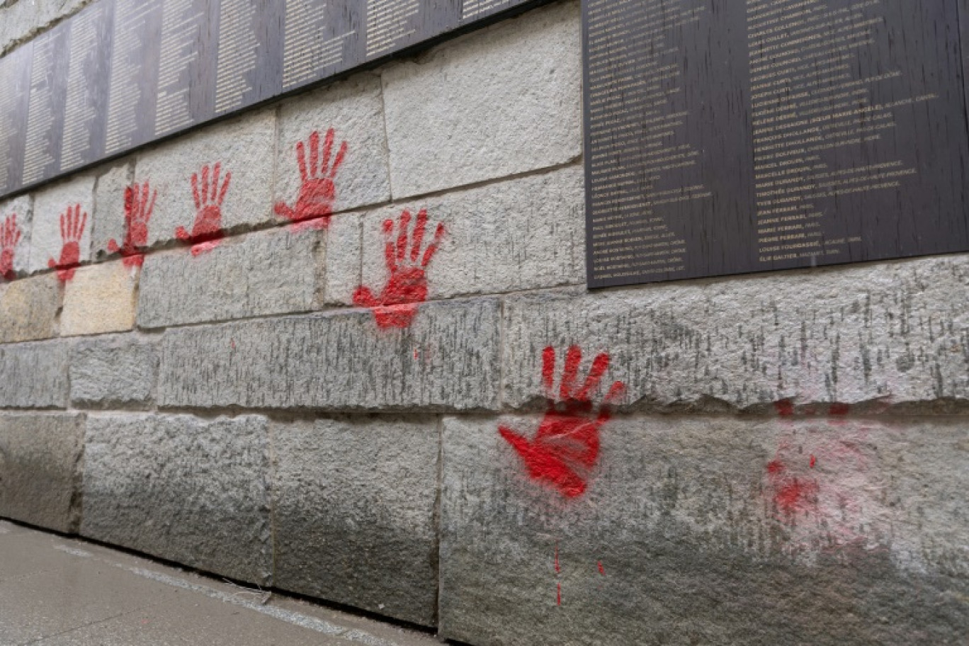 Des mains rouges taguées sur le Mur des Justes au Mémorial de la Shoah à Paris, le 14 mai 2024 © Antonin UTZ