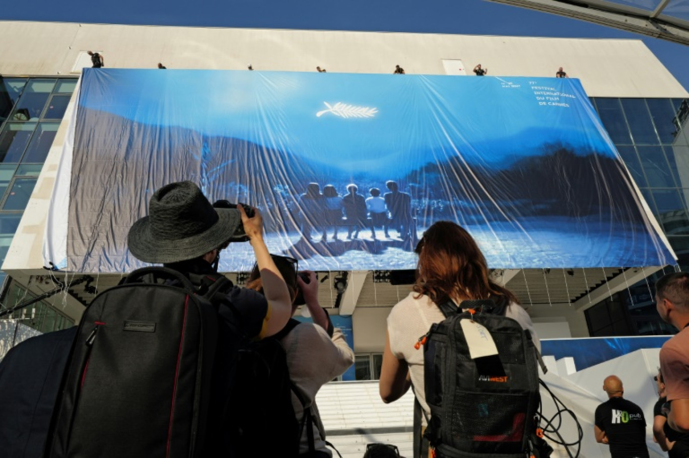 L'affiche du 77e festival de Cannes, à la veille de son ouverture, le 13 mai 2024 dans les Alpes-Maritimes © Valery HACHE