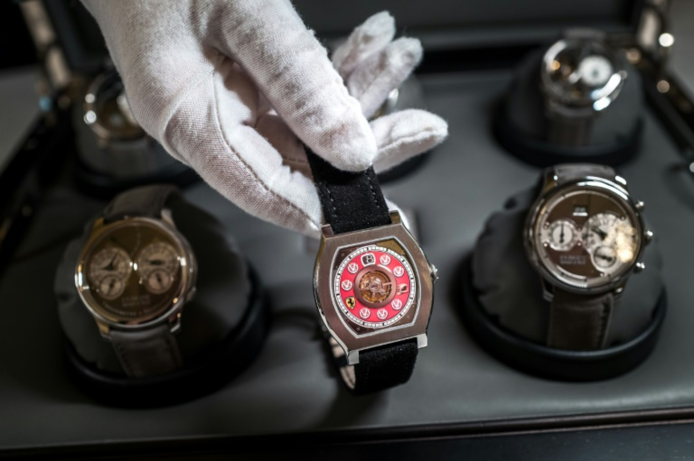 Une montre Vagabondage 1 de la maison F.P Journe, appartenant à l'ancien pilote allemand de Formule 1 Michael Schumacher, présentée par la maison de vente aux enchères Christie's, le 9 mai 2024 à Genève © Fabrice COFFRINI