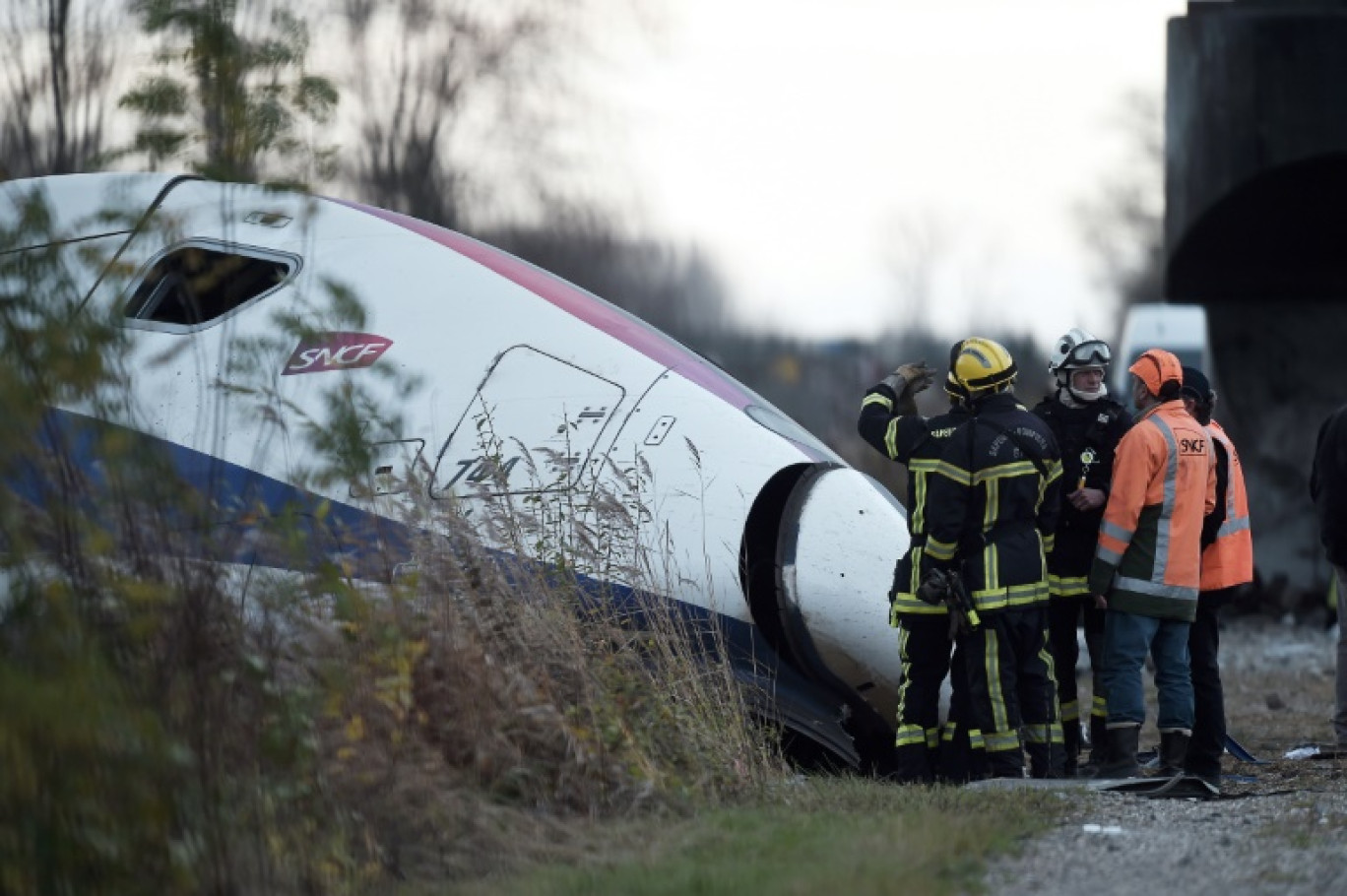 Une rame d'essais de TGV, au lendemain de son déraillement à Eckwersheim, près de Strasbourg, le 15 novembre 2015 dans le Bas-Rhin © FREDERICK FLORIN