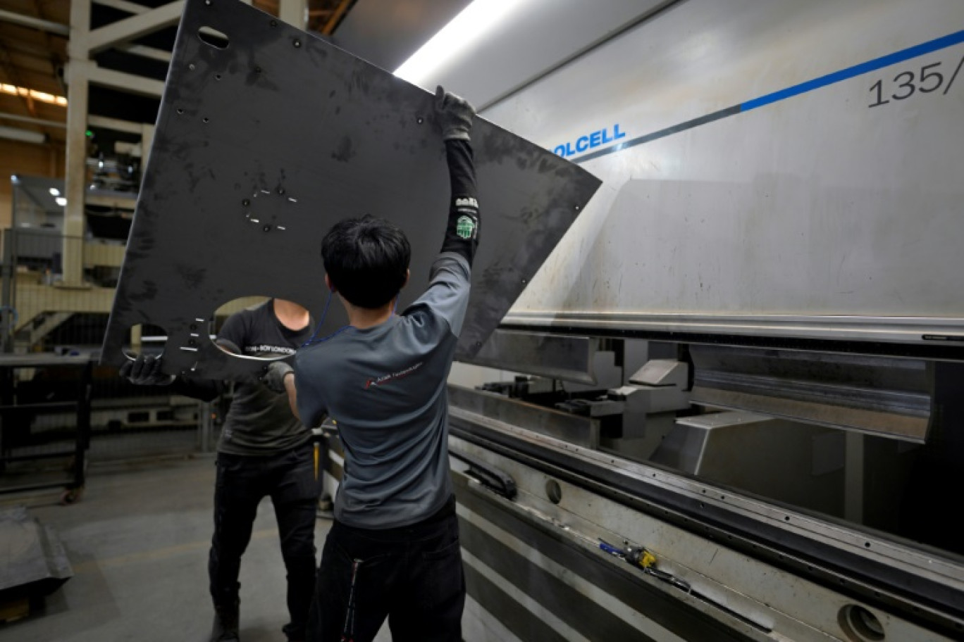 Deux employés à l'oeuvre dans l'usine Aztek Technologies à Santa Catarina, près de Monterrey dans le nord du Mexique le 30 avril 2024. Le Mexique se présente comme le grand gagnant des rivalités commerciales entre les Etats-Unis et la Chine, avec des investissements étrangers records en 2023. © ALFREDO ESTRELLA