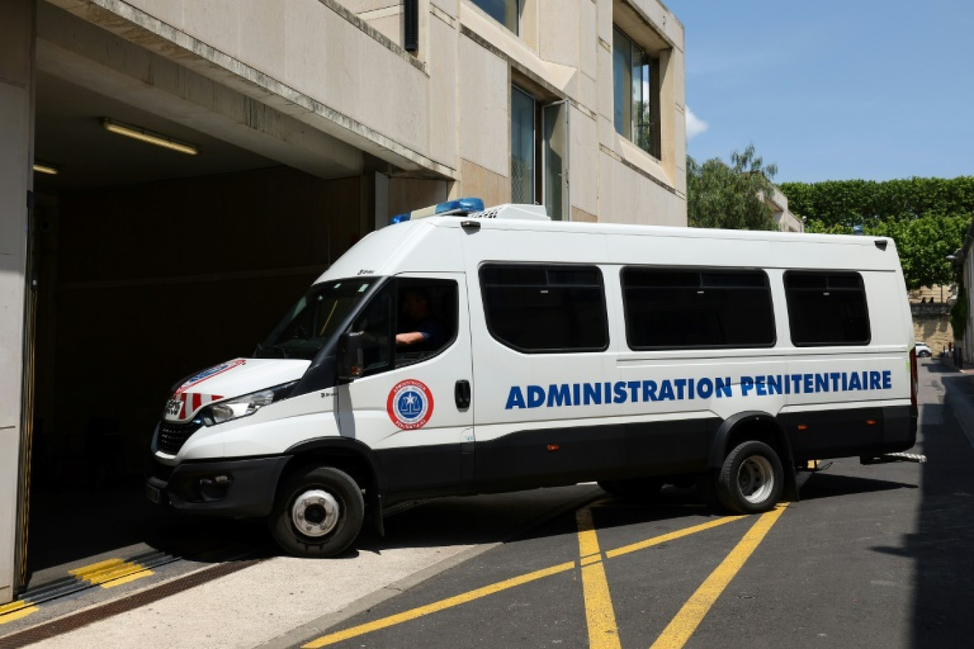 Auparavant réalisés par les forces de police et de gendarmerie, les transferts de détenus ont été dévolus aux agents de l'administration pénitentiaire © Pascal GUYOT