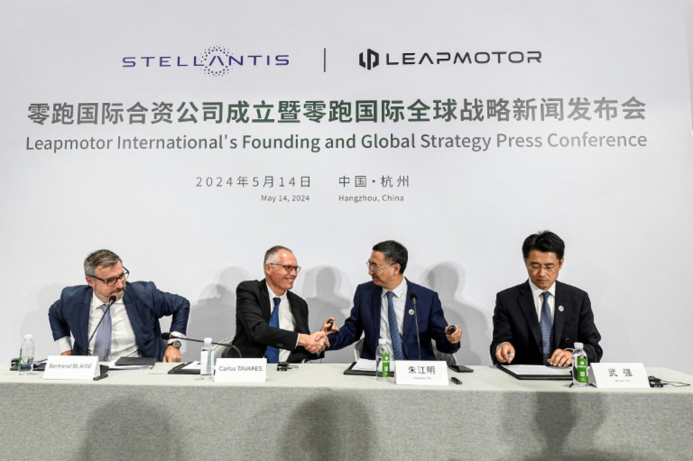 Le PDG de Stellantis Carlos Tavares (2e g) et le PDG du constructeur chinois de voitures électriques Leapmotor Zhu Jiangming (2e d) lors d'un événement médiatique conjoint à Hangzhou, dans la province chinoise du Zhejiang, le 14 mai 2024on May 14. © -