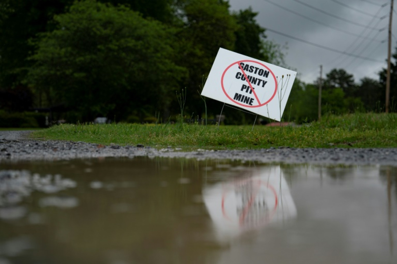 Une pancarte contre un projet de mine de lithium est visible le 21 avril 2024 à Lincolnton, en Caroline du Nord © Allison Joyce