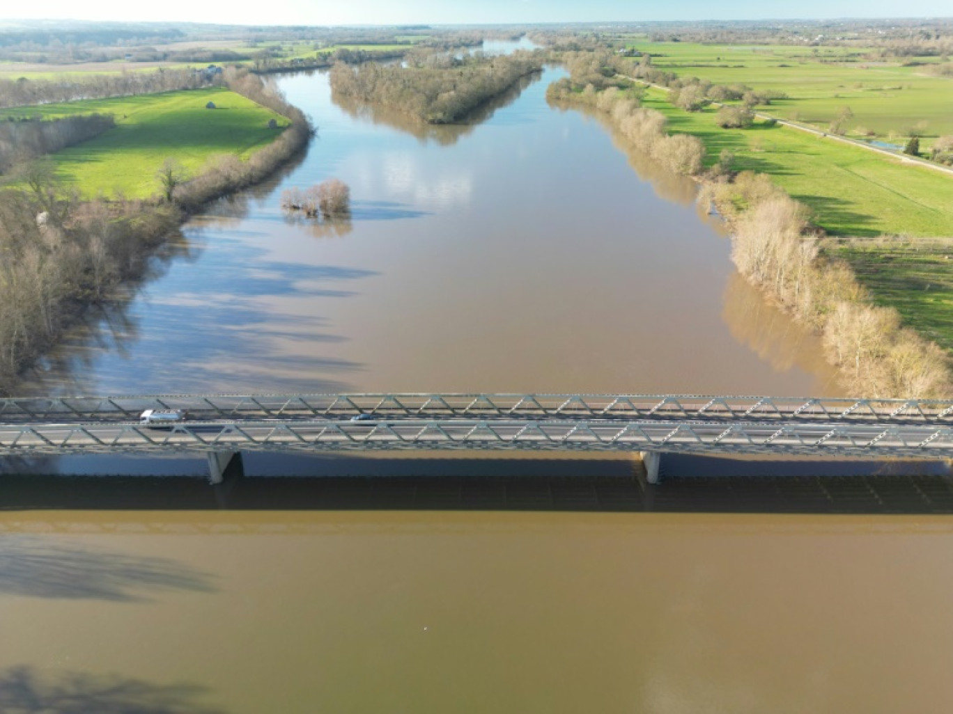 Vue aérienne d'un pont sur la Loire le 19 janvier 2024 à Saint-Georges-sur-Loire (Maine-et-Loire) dans l'ouest de la France © Damien MEYER