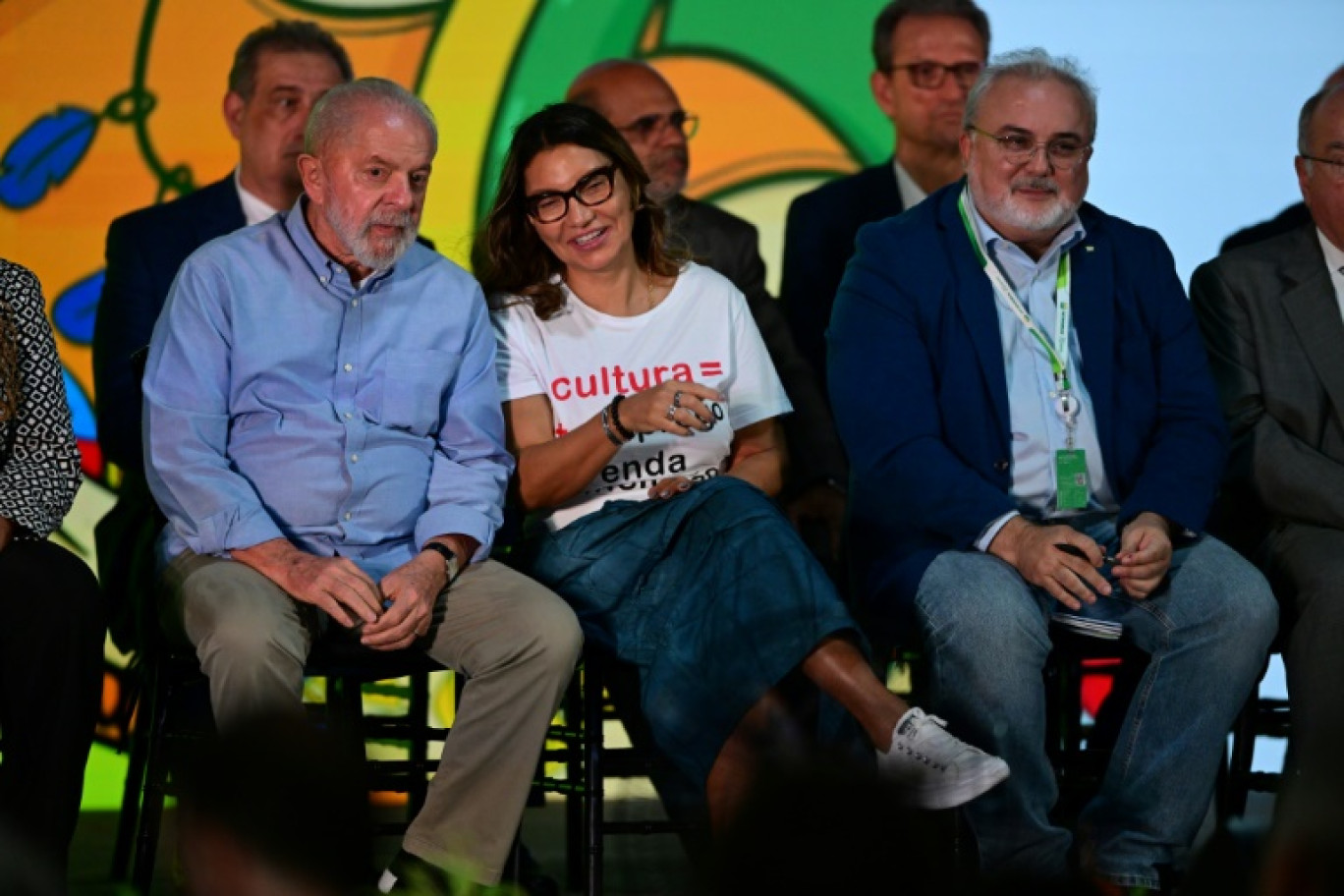 Le président brésilien Luiz Inacio Lula da Silva (G), la première Dame brésilienne Rosangela "Janja" da Silva (C) et le président de Petrobras Jean Paul Prates (D) participent au lancement du projet d'investissement culturel de Petrobras au musée d'art moderne de Rio de Janeiro, Brésil, le 23 février 2024 © Pablo PORCIUNCULA