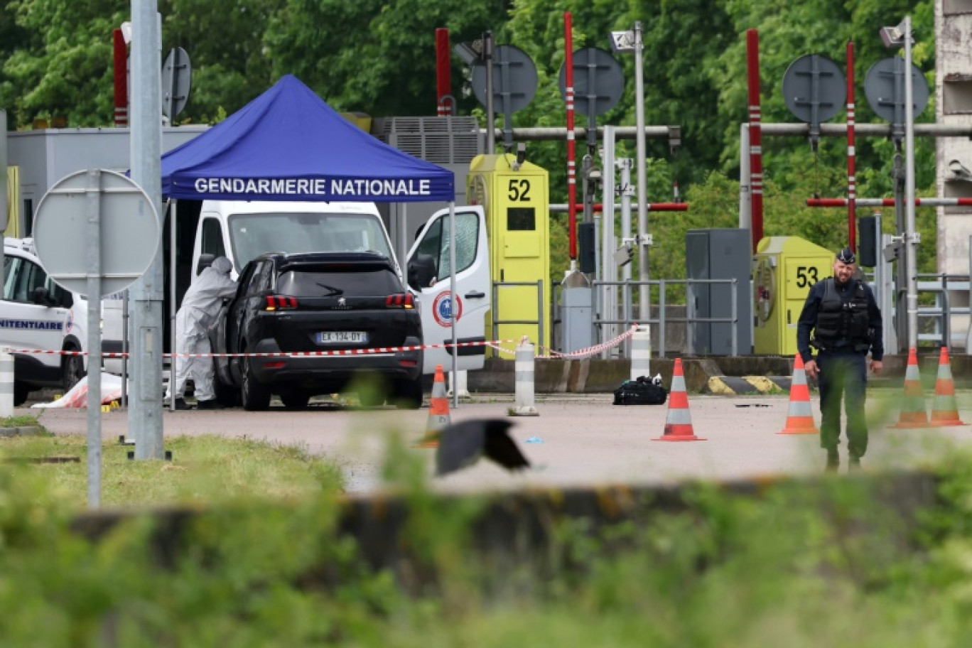 Un médecin légiste sur le site d'une attaque à la voiture bélier contre un fourgon pénitentiaire, au péage routier à Incarville, dans l'Eure, le 14 mai 2024 © ALAIN JOCARD