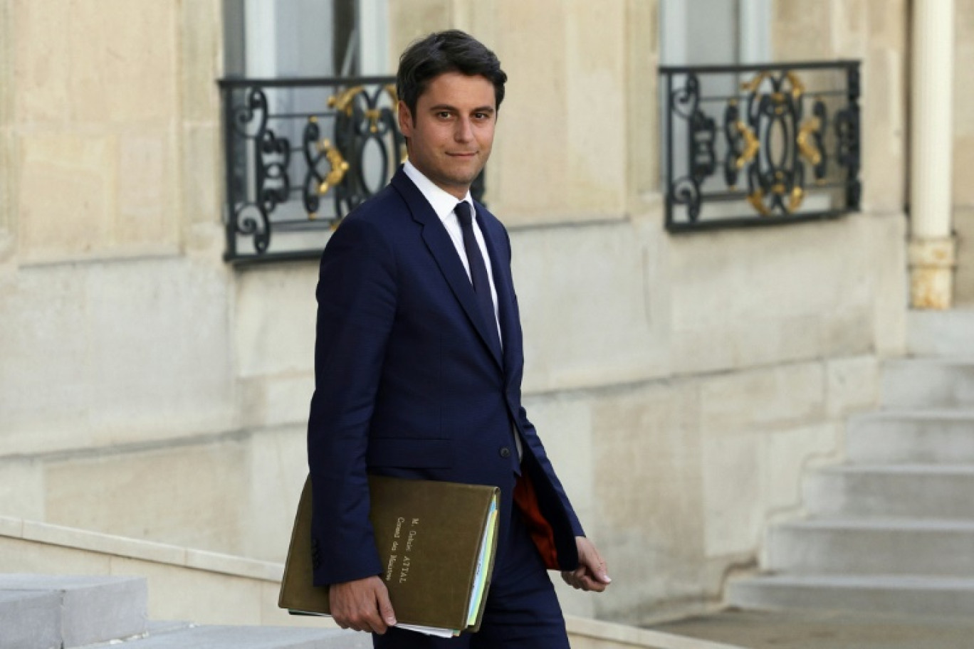 Le Premier ministre Gabriel Attal quitte le palais de l'Elysée après la réunion hebdomadaire du cabinet à Paris, le 15 mai 2024 © Geoffroy VAN DER HASSELT