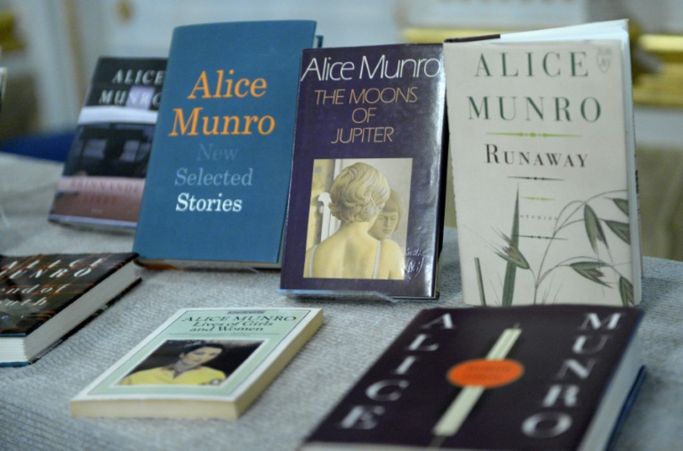 Des livres de l'auteure canadienne Alice Munro, lauréate du prix Nobel de littérature 2013, le 10 octobre 2013 à Stockholm, en Suède © JONATHAN NACKSTRAND