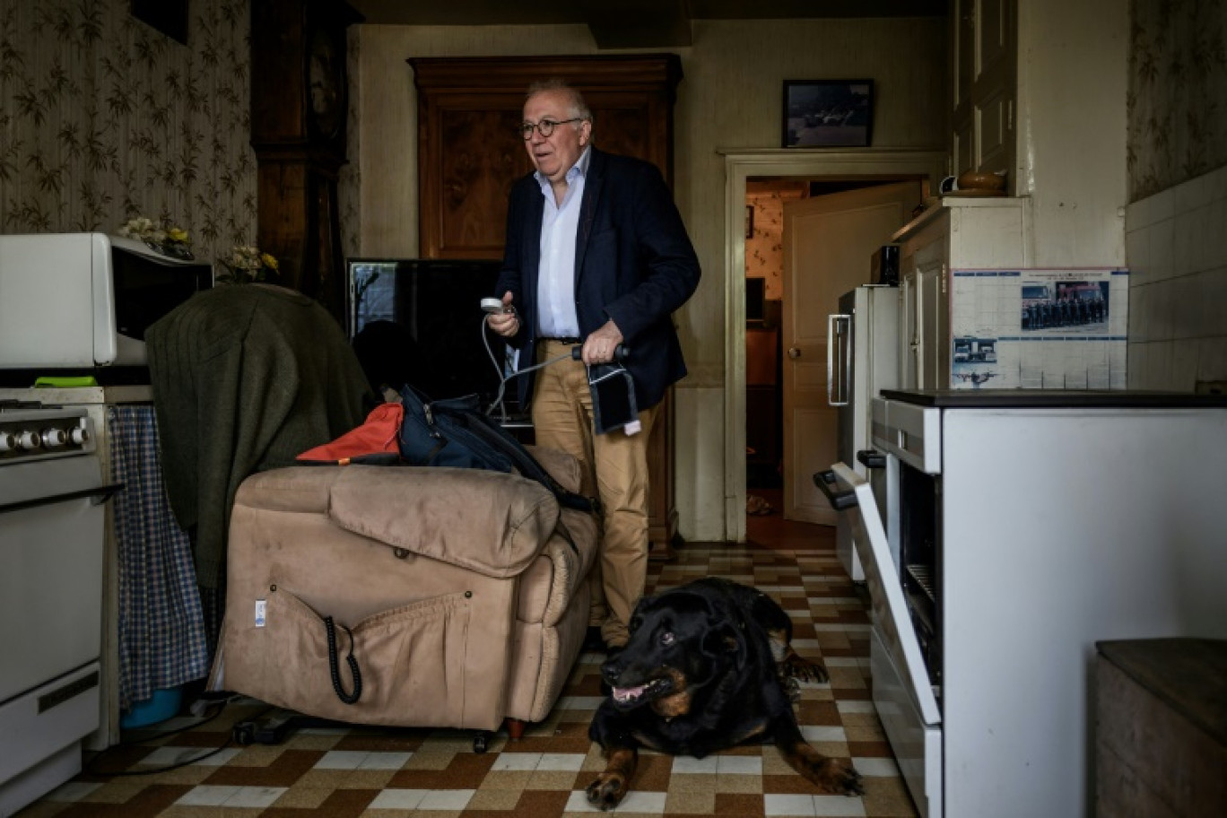 Le médecin de campagne Michel Serin lors d'une visite à domicile, près de Saint-Amand-en-Puisaye, le 14 mai 2024 © JEFF PACHOUD