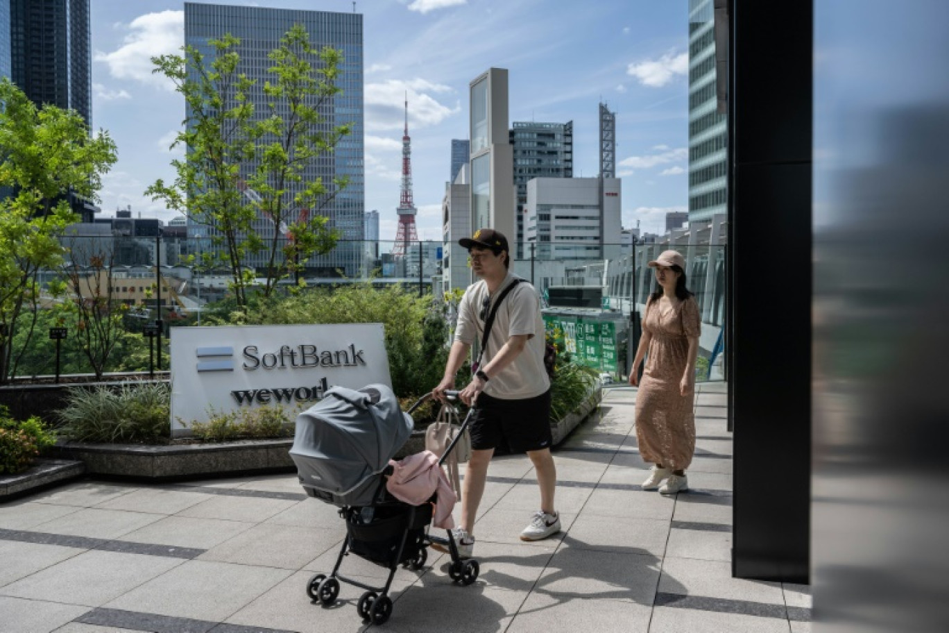 Des piétons marchent devant le siège du groupe japonais SoftBank Group à Tokyo, le 2 mai 2024 © Yuichi YAMAZAKI