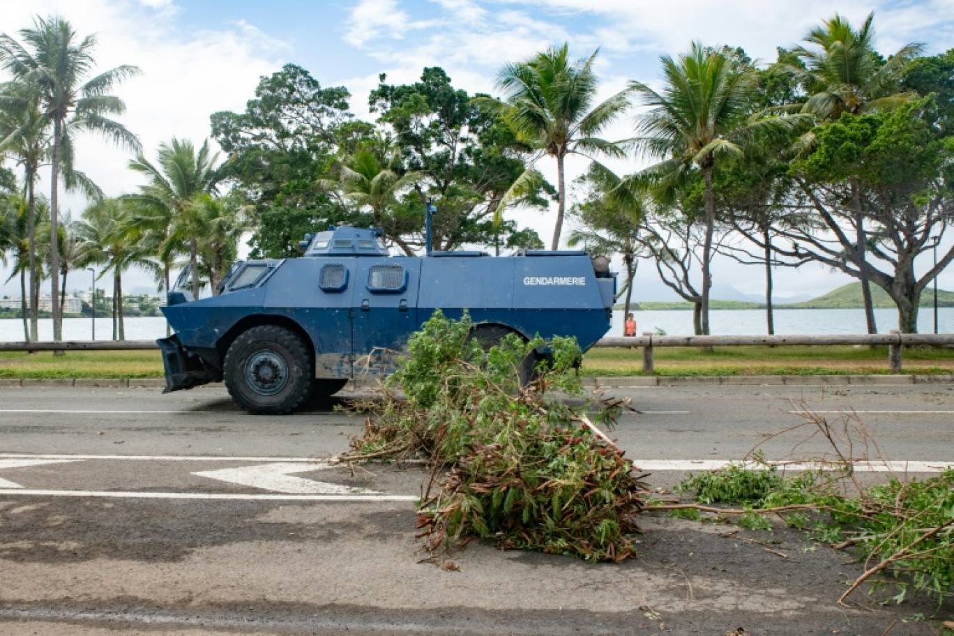 Un véhicule blindé de la gendarmerie passe sur la Promenade Pierre Vernier, à Nouméa, le 15 mai 2024 © Delphine Mayeur