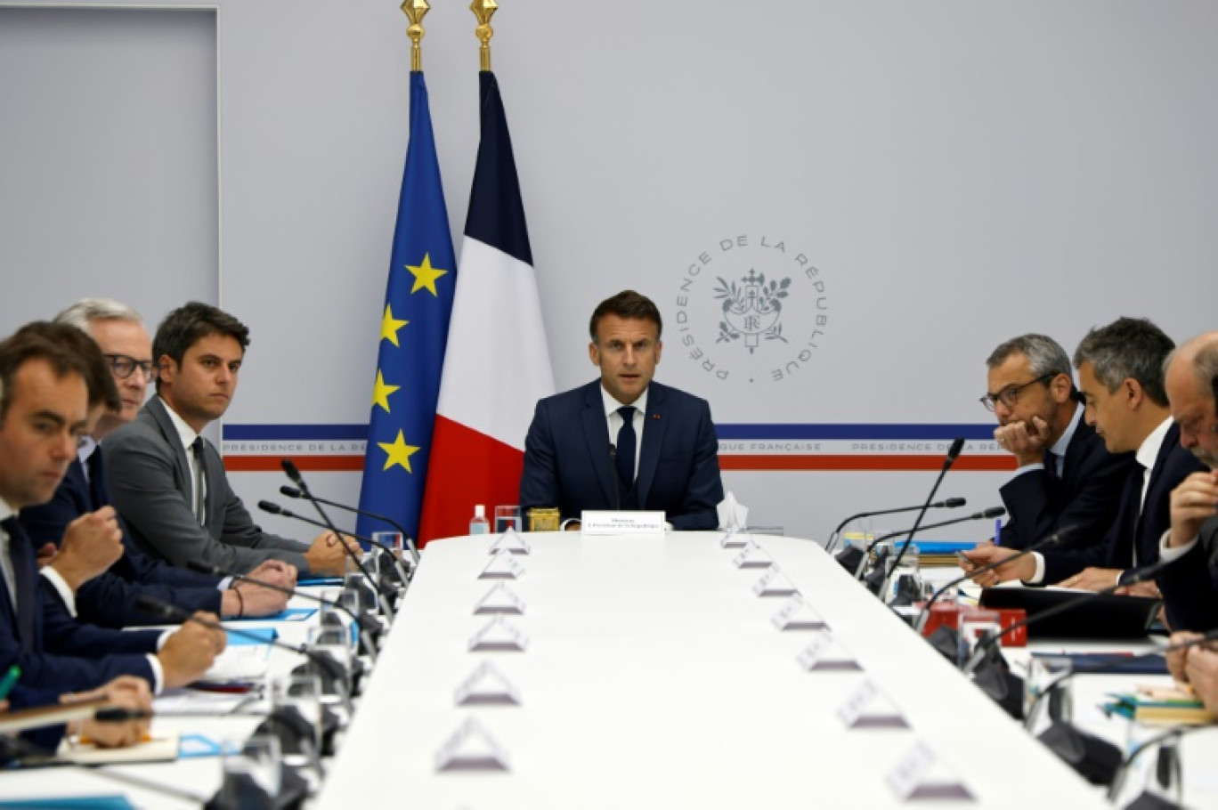 Le président Emmanuel Macron (au centre), flanqué du Premier ministre Gabriel Attal (3e à gauche), du ministre de l'Économie Le Maire (2e à gauche), du ministre français des Armées Sébastien Lecornu (à gauche) et du ministre de l'Intérieur et outre-mer Gérald Darmanin (2e à droite), au palais présidentiel de l'Elysée à Paris, le 16 mai 2024 © Ludovic MARIN