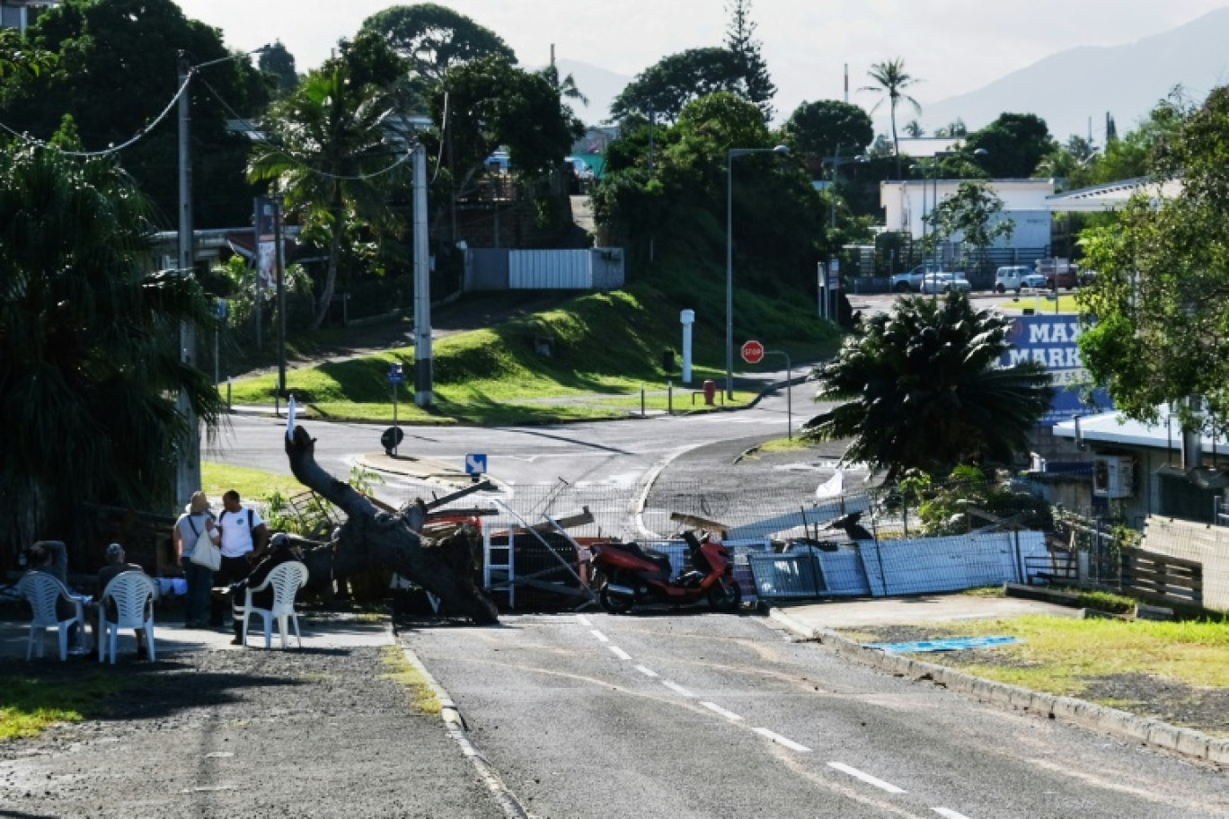 Les habitants dressent une barricade pour protéger leur quartier à Nouméa, le 16 mai 2024, en Nouvelle-Calédonie © Theo Rouby