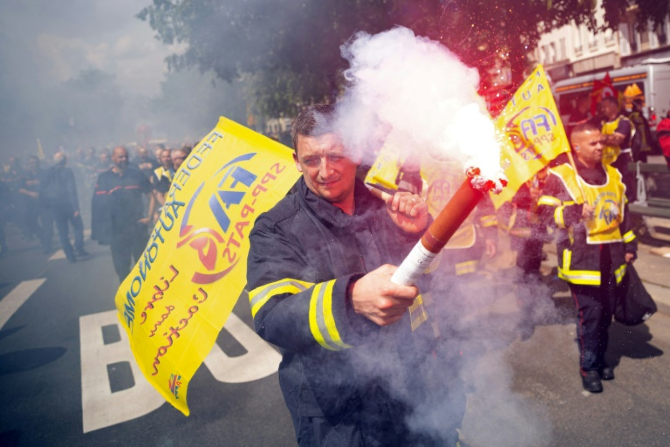 Des pompiers manifestent pour obtenir une prime pour les Jeux olympiques, à Paris le 16 mai 2024 © Antonin UTZ