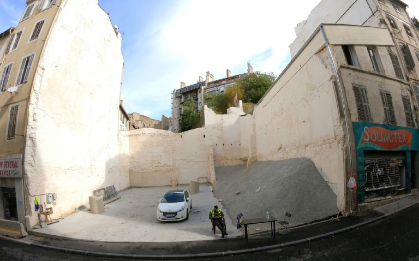 Un agent de sécurité surveille le site de l'effondrement de deux immeubles, rue d'Aubagne à Marseille, le 16 octobre 2019 © GERARD JULIEN