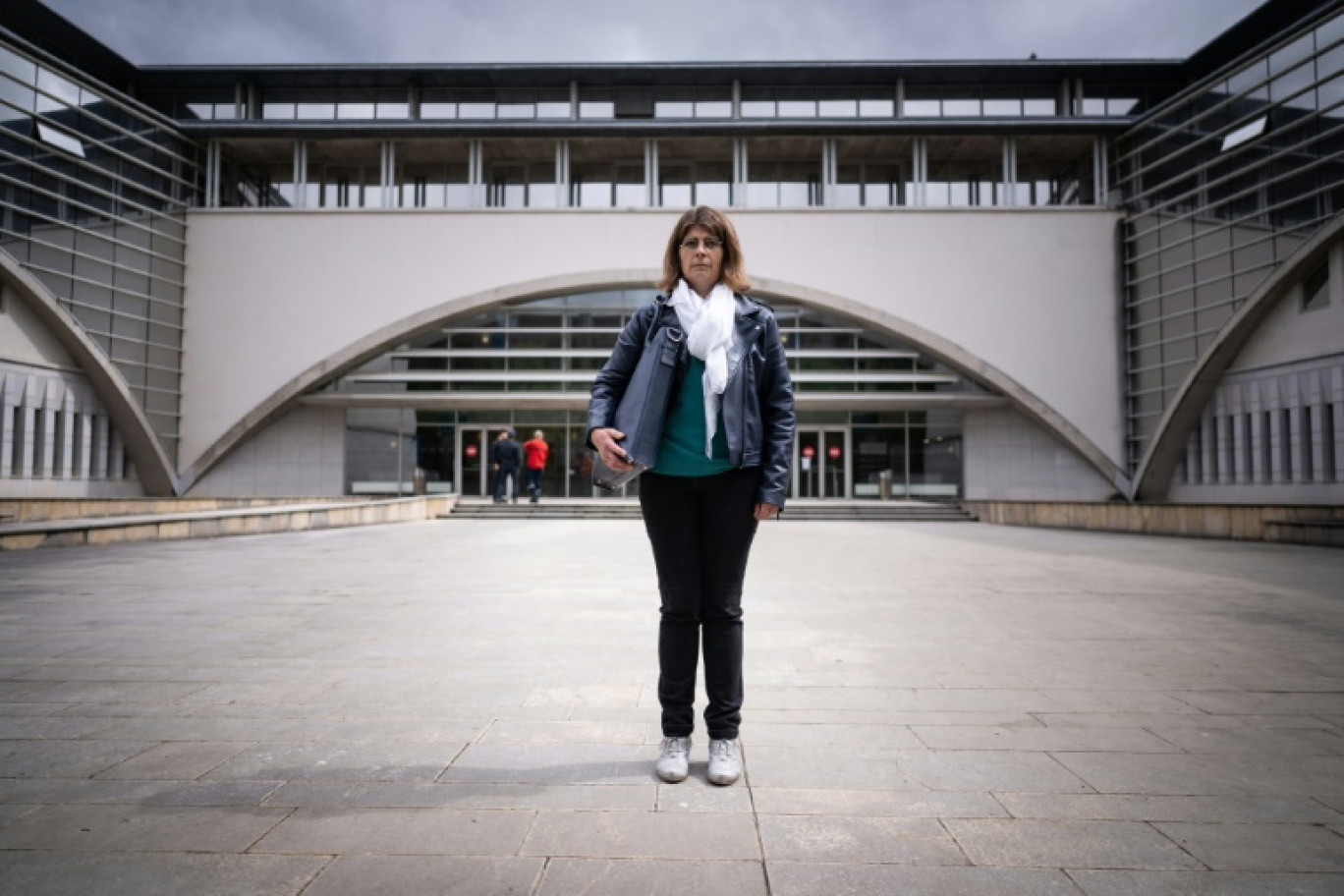 Sophie Rollet pose devant le tribunal de Besançon, le 16 mai 2024 © SEBASTIEN BOZON