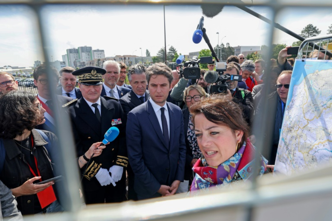 Le Premier ministre Gabriel Attal, au centre, en déplacement à Calais le 17 mai 2024 © FRANCOIS LO PRESTI