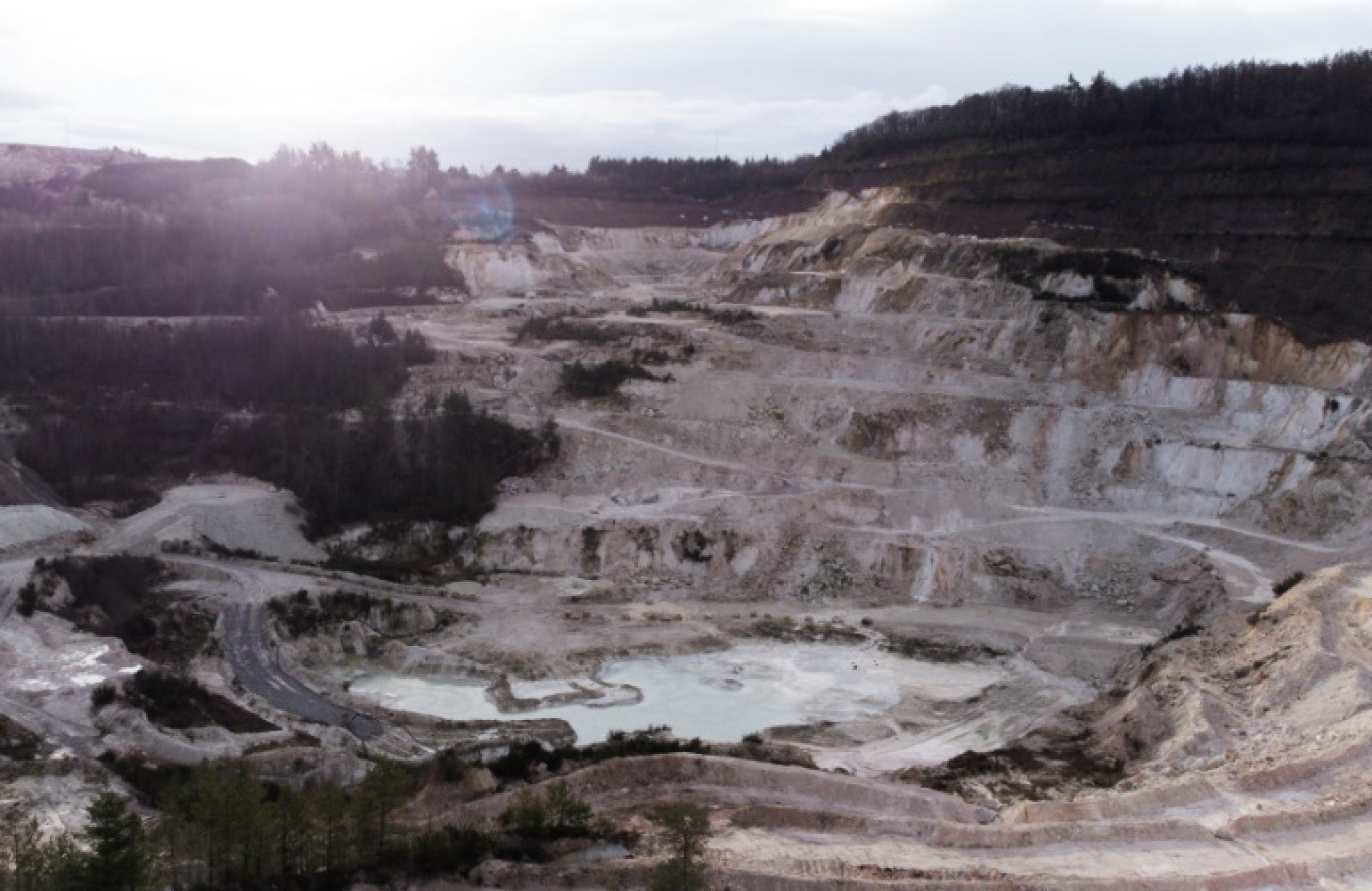 Carrière de kaolin appelée à être transformée en mine d'extraction de lithium à Echassières dans l'Allier en France, par la société Imerys, photographiée le 17 janvier 2024 © Hassan AYADI