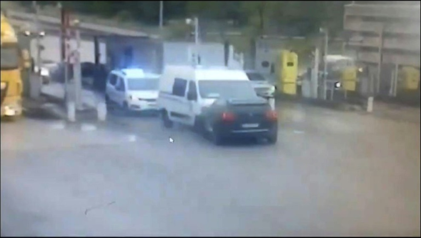 Image tirée d'une vidéosurveillance, le 15 mai 2024, montrant un véhicule Peugeot noir volé percutant un fourgon pénitentiaire lors d'une attaque au péage routier d'Incarville, dans l'Eure, le 14 mai 2024 © -