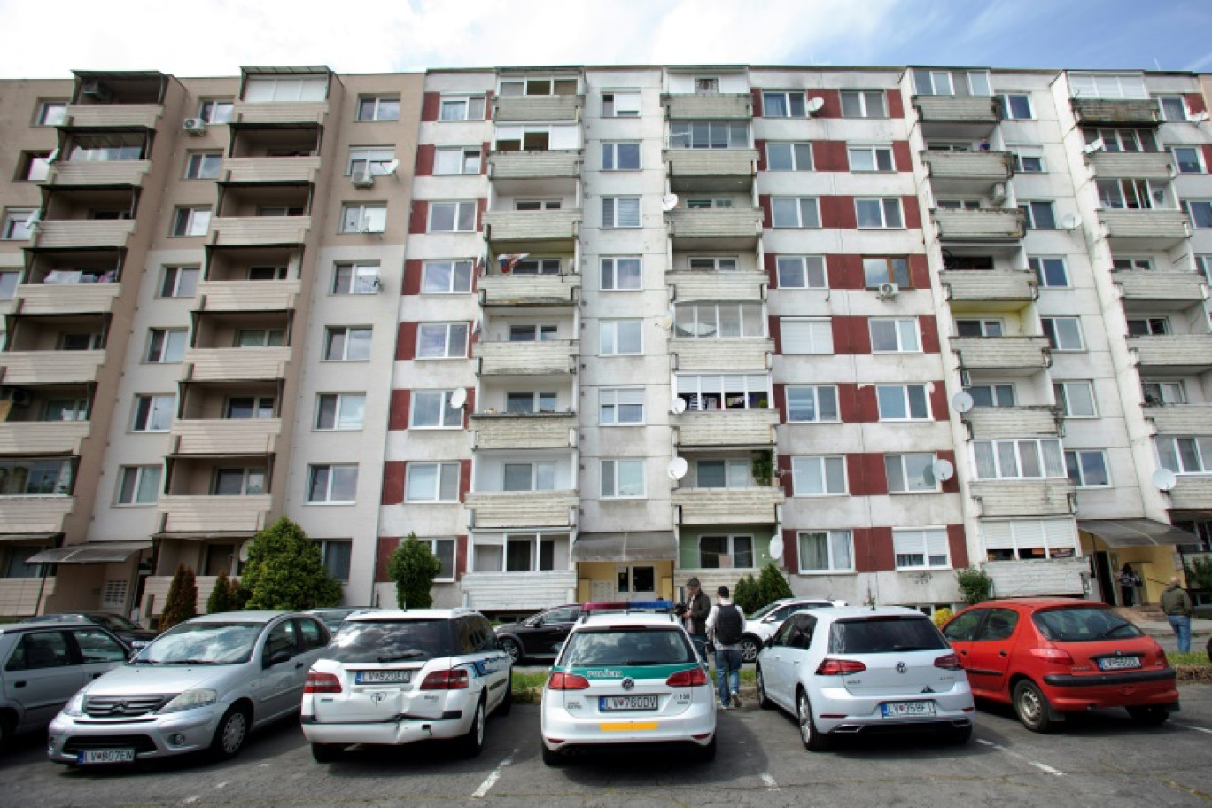 Une voiture de police devant l'immeuble où habite le tireur présumé du Premier ministre slovaque, Robert Fico, le 16 mai 2024 à Levice, en Slovaquie © Alex HALADA