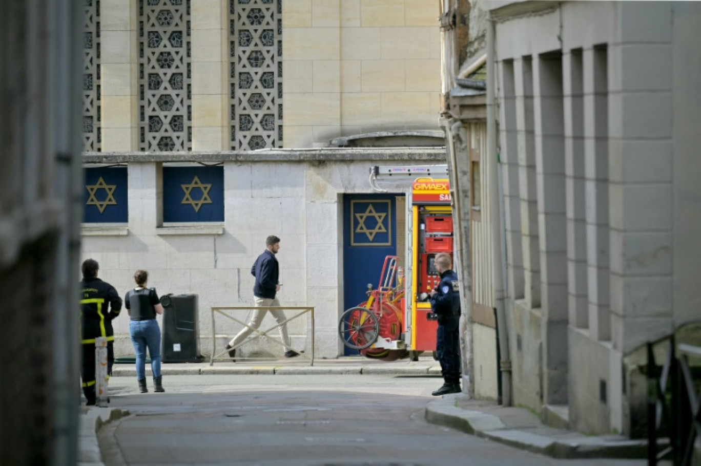 La police et les pompiers près de la synagogue de Rouen, le 17 mai 2024 © LOU BENOIST