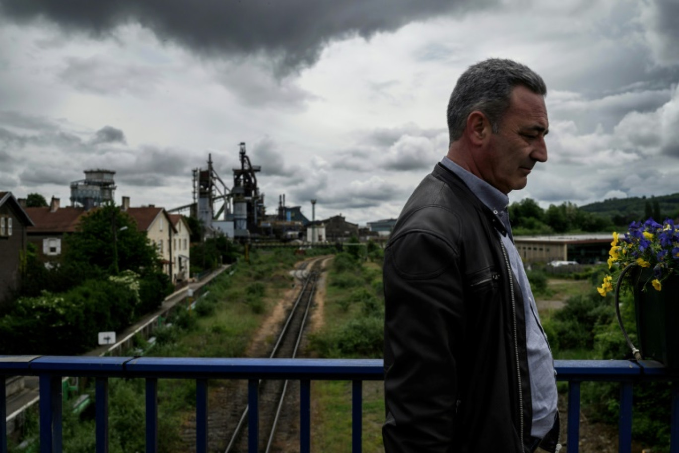 Frédéric Weber, ancien syndicaliste Force Ouvrière rallié au Rassemblement national, avec en arrière-plan les hauts fourneaux ArcelorMittal, le 16 mai 2024 © JEFF PACHOUD