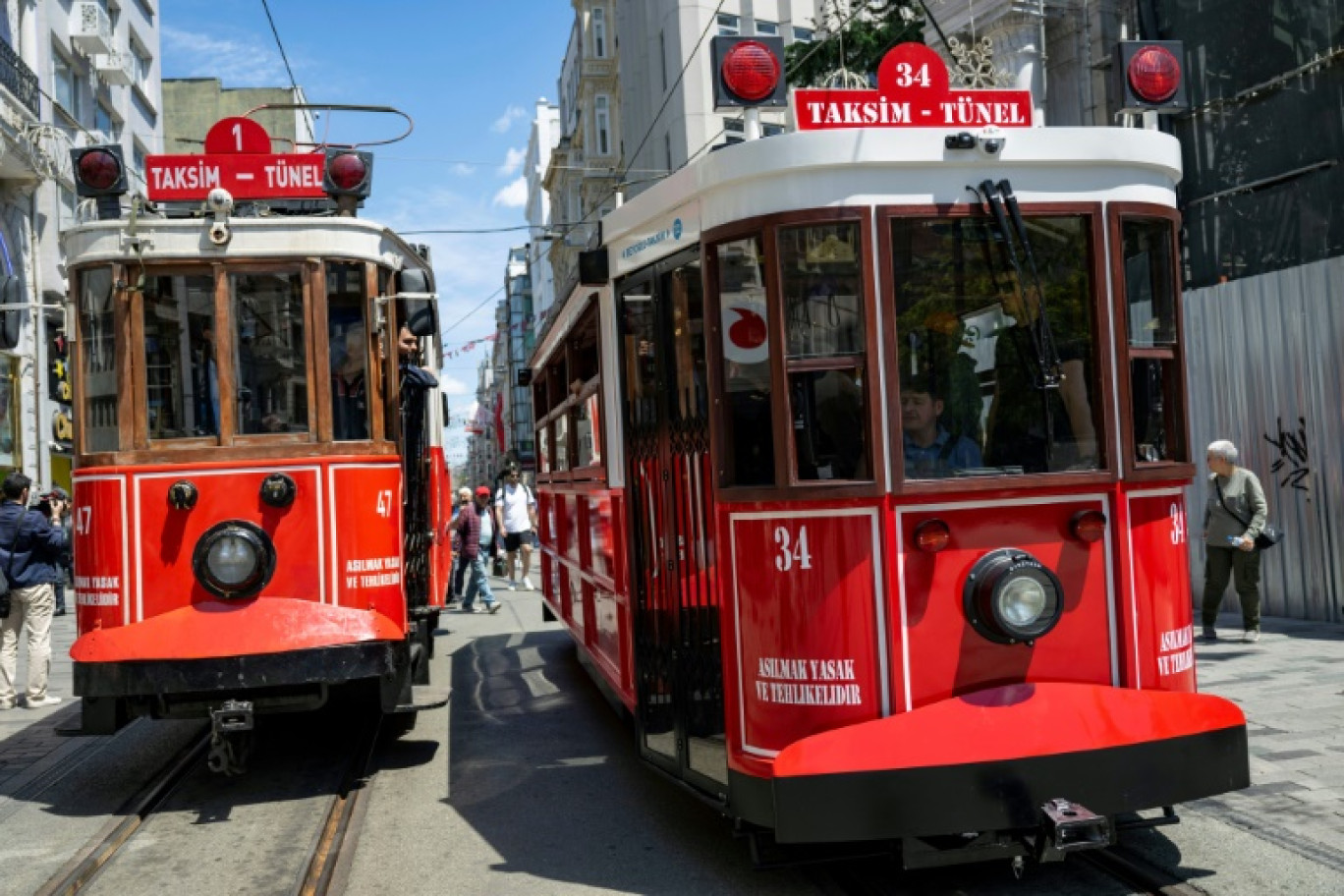 L'emblématique tramway rouge et blanc d'Istanbul, en version classique à gauche, en version moderne, avec batteries électriques à droite, en Turquie le 15 mai 2024 © Yasin AKGUL