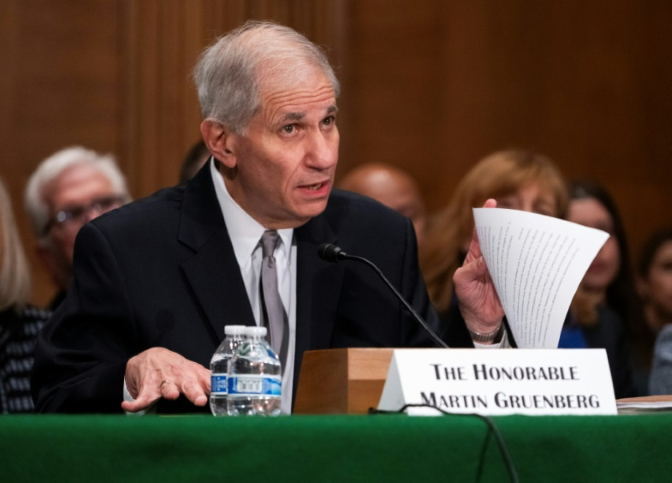 Le patron de la FDIC, Martin Gruenberg, lors d'une audition de contrôle du Sénat américain sur les régulateurs financiers, le 16 mai 2024 à Washington © ROBERTO SCHMIDT