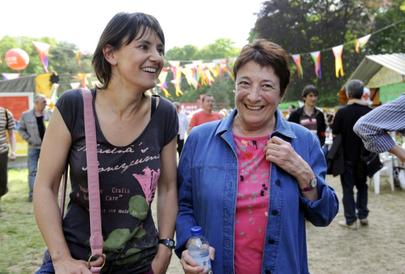 Nathalie Arthaud (g), et Arlette Laguiller le 22 mai 2010, lors de la fête annuelle de Lutte ouvrière dans le grand parc du château de Presles © BERTRAND GUAY