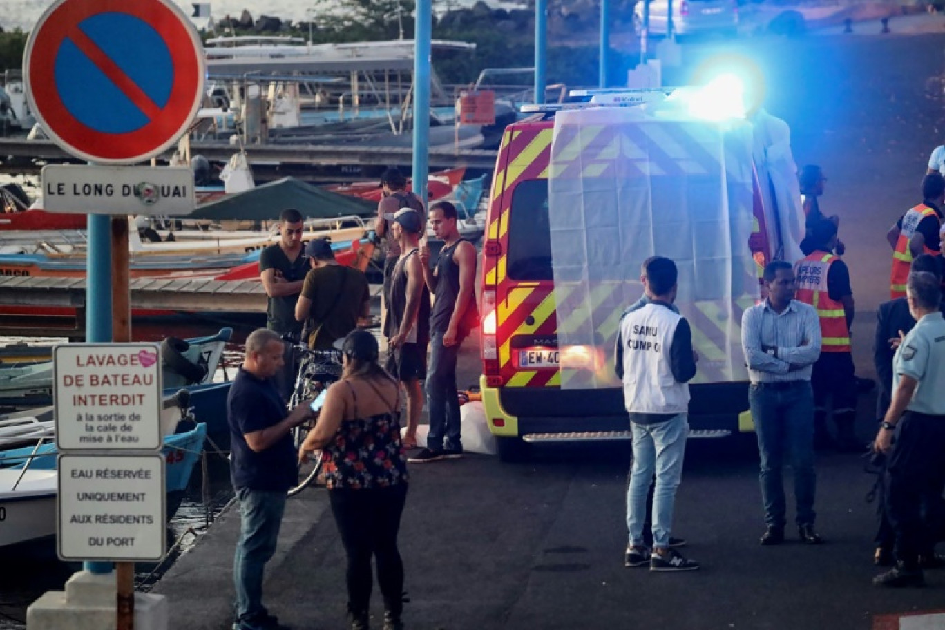 Des pompiers à l'oeuvre alors qu'un surfeur est mort après une attaque de requin, à Saint-Leu, sur l'île de La Réunion, dans l'océan Indien, le 9 mai 2019 © Richard BOUHET