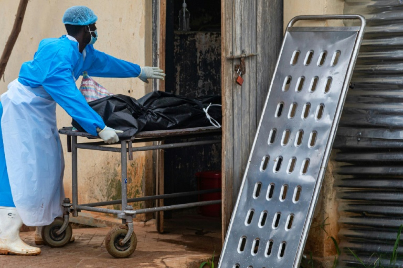 Un membre du personnel médical transporte le corps d'un patient mort du virus Ebola, le 27 octobre 2022 à Mubende, en Ouganda © BADRU KATUMBA