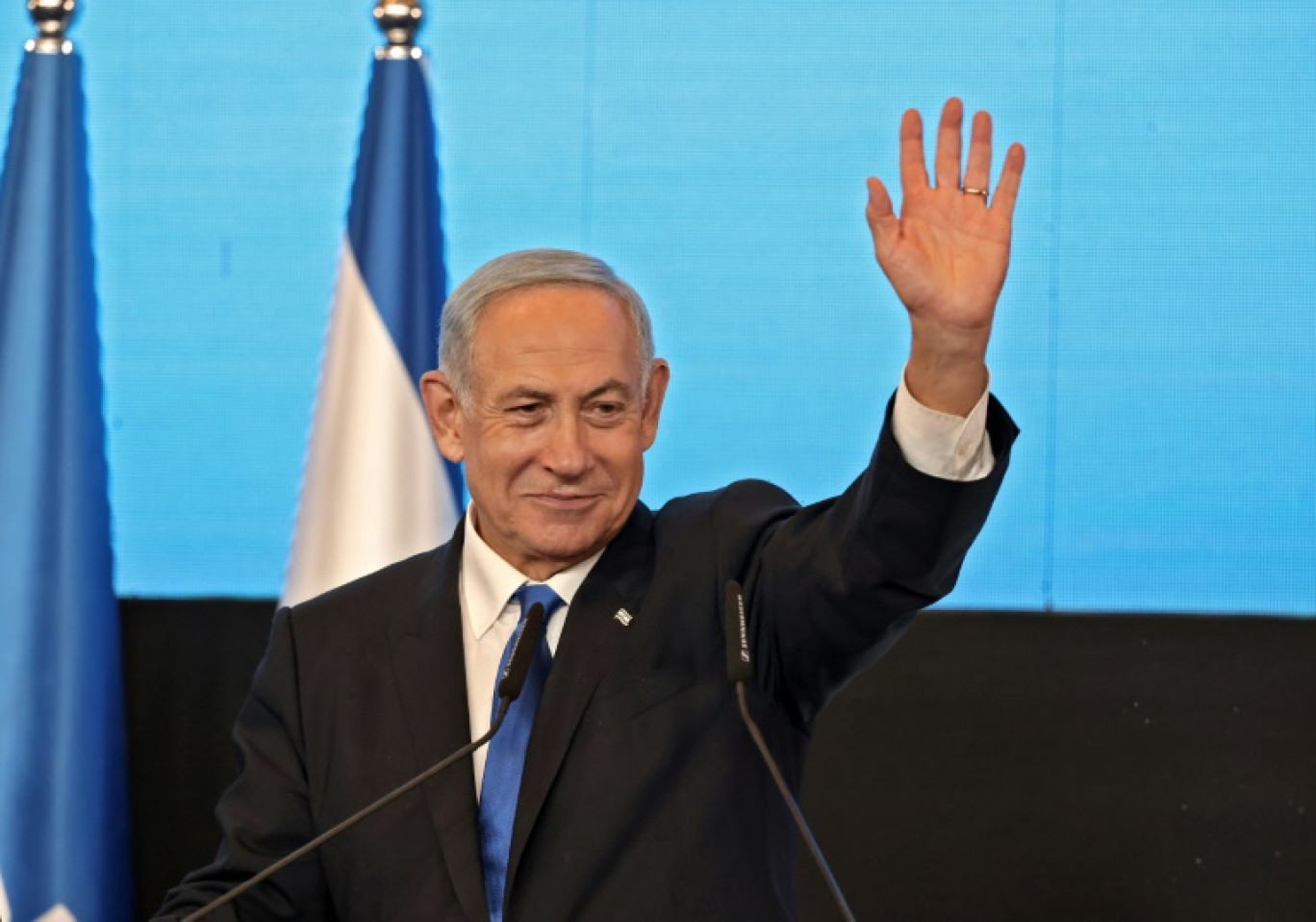 Benjamin Netanyahu, leader du parti Likoud, salue ses partisans, le 2 novembre 2022 à Jérusalem © RONALDO SCHEMIDT