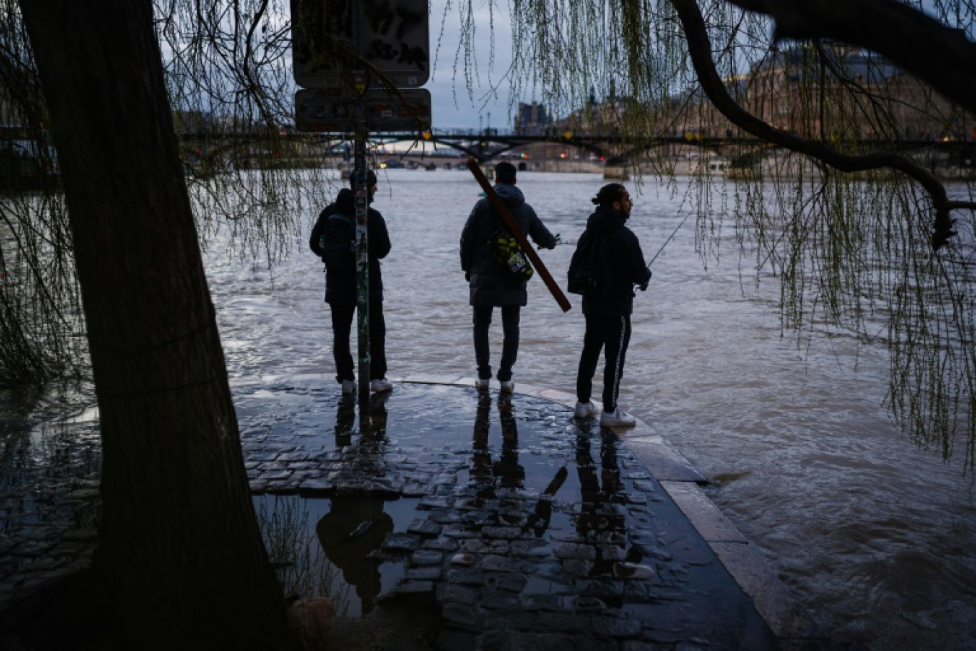 Des pêcheurs sur les bords de la Seine à Paris le 28 février 2024 © Dimitar DILKOFF