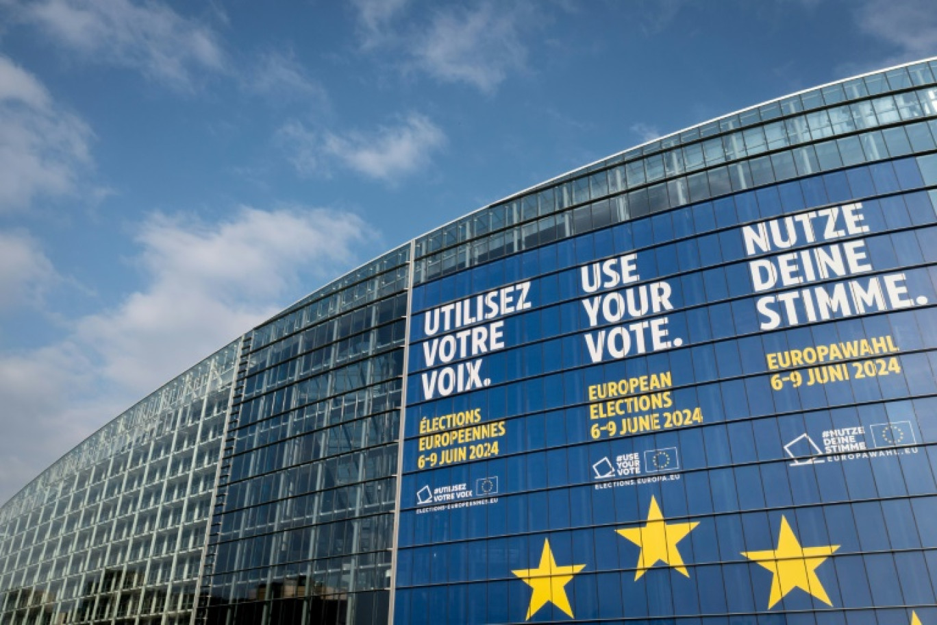 Une affiche géante appelant à voter aux élections européennes sur la façade du Parlement européen à Strasbourg, le 8 mai 2024 © SEBASTIEN BOZON