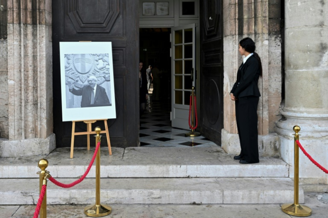 Un portrait de l'ancien maire Jean-Claude Gaudin à l'entrée de l'hôtel de ville de Marseille, le 20 mai 2024 © Nicolas TUCAT