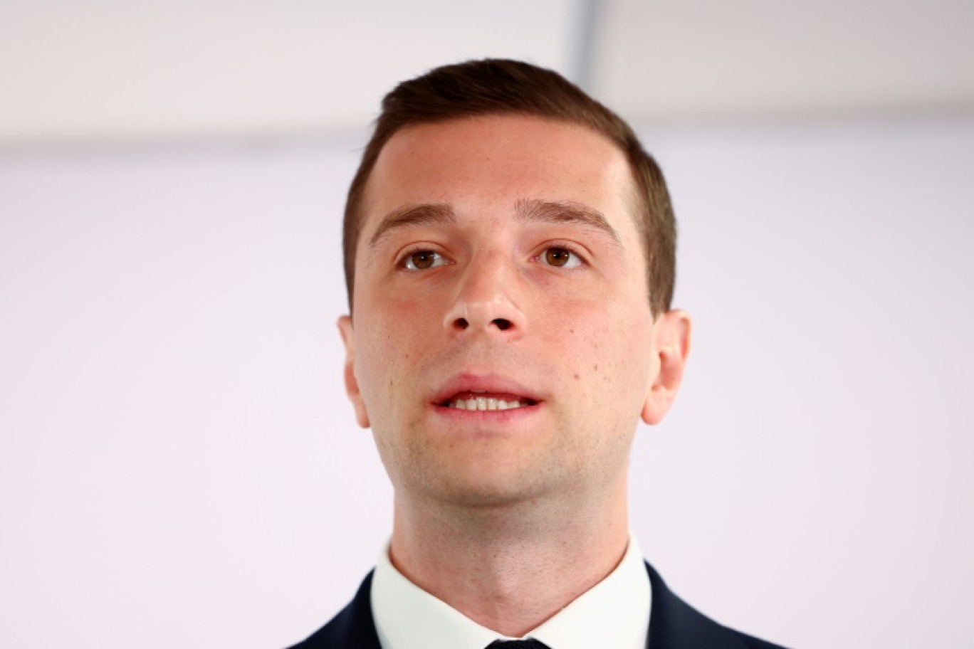 Jordan Bardella, président du RN et tête de liste pour les européennes, s'exprime lors d'une conférence de presse le 16 mai 2024 à Paris © Emmanuel Dunand