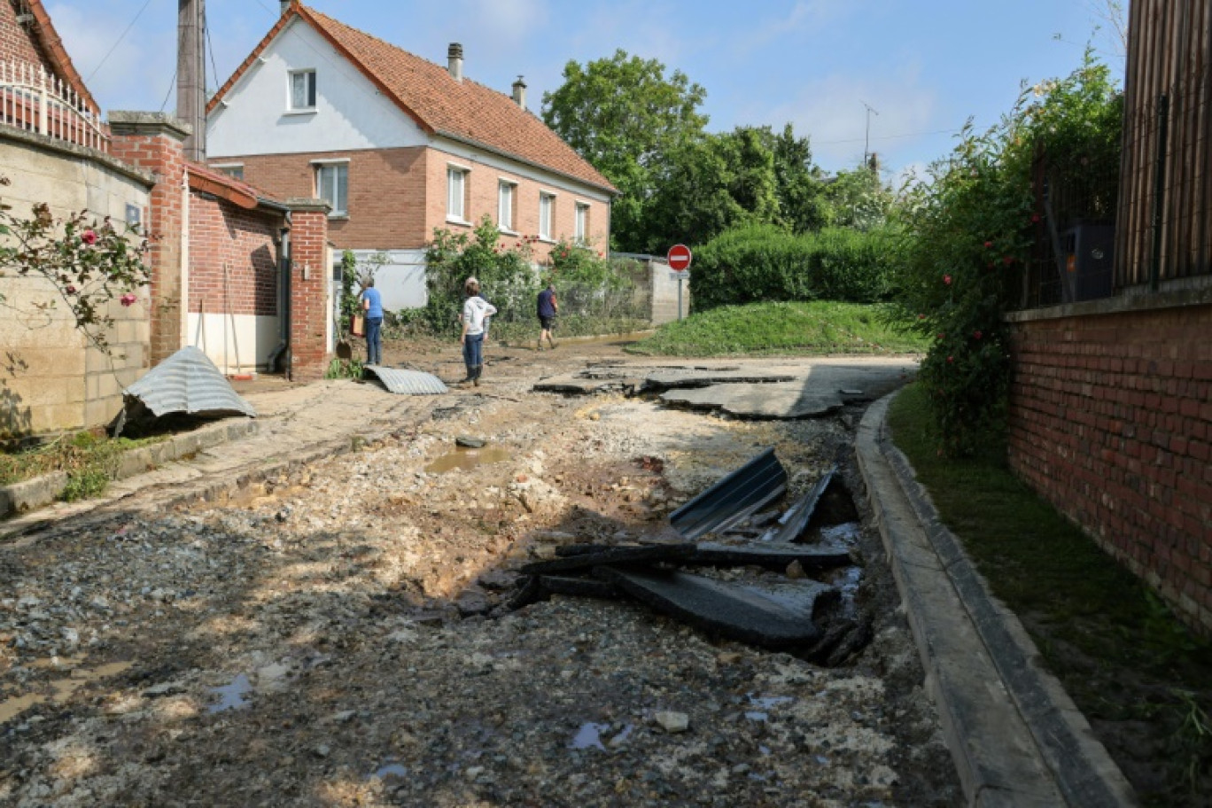 Une rue de Sailly-Laurette, dans la Somme, ravagée par une coulée de boue, le 22 mai 2024 © Denis CHARLET