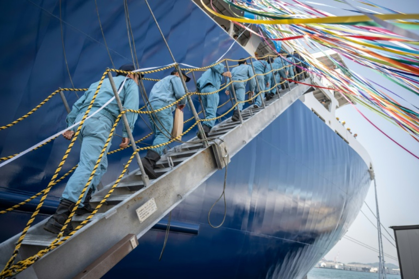 Les membres d'équipage montent à bord du nouveau baleinier japonais Kangei Maru, le 21 mai 2024 à Shimonoseki, au Japon © Yuichi YAMAZAKI