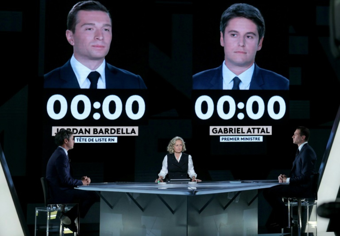 Le président du RN et tête de liste aux européennes, Jordan Bardella (d, et le Premier ministre Gabriel Attal avant un débat animé par la journaliste Caroline Roux sur France 2, le 23 mai 2024 à Aubervilliers, près de Paris © Thomas SAMSON