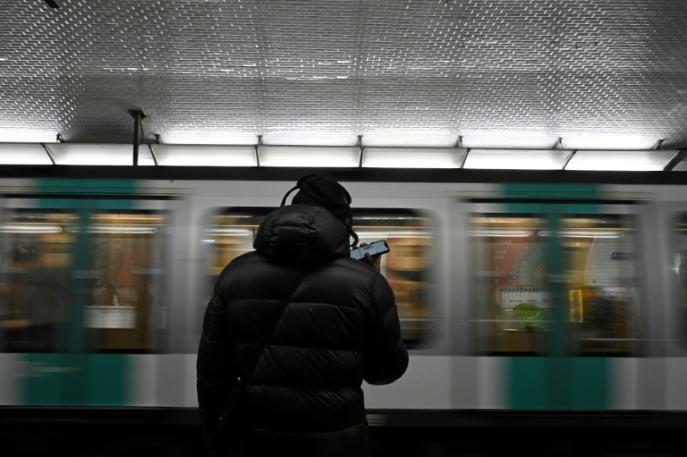 A deux mois des Jeux olympiques, il devient possible de valider son titre de transport dans le métro ou le RER avec son iPhone © JULIEN DE ROSA