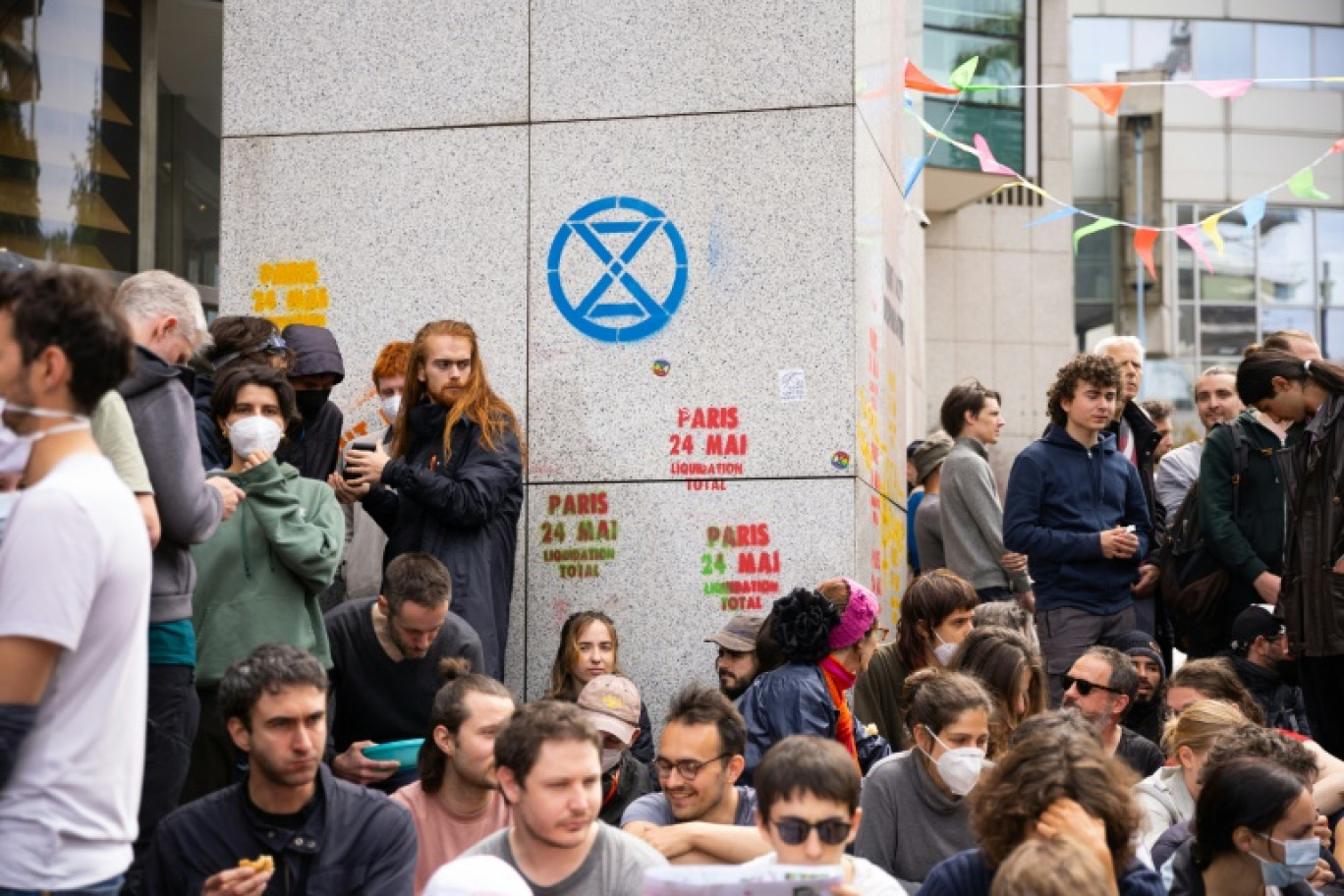 Des centaines de militants d'Extinction Rebellion devant les locaux du gestionnaire d'actifs Amundi, le 24 mai 2024, à Paris © Antonin UTZ