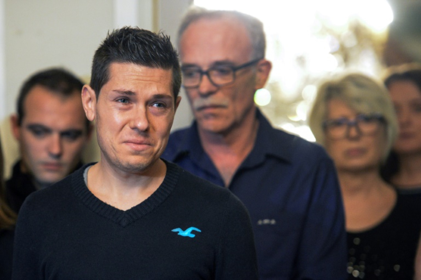 Jonathann Daval (à gauche) arrive à la mairie de Gray, en Haute-Saône, pour une conférence de presse le 2 novembre 2017, devant ses beaux-parents Jean-Pierre et Isabelle Fouillot (à droite) © SEBASTIEN BOZON