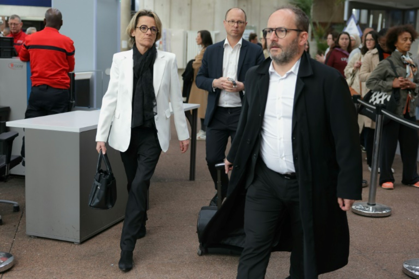 L'ex-maire de Canteleu Mélanie Boulanger arrive au tribunal de Bobigny avec son avocat, Me Arnaud de Saint-Rémy (D), le 27 mai 2024 © Thomas SAMSON