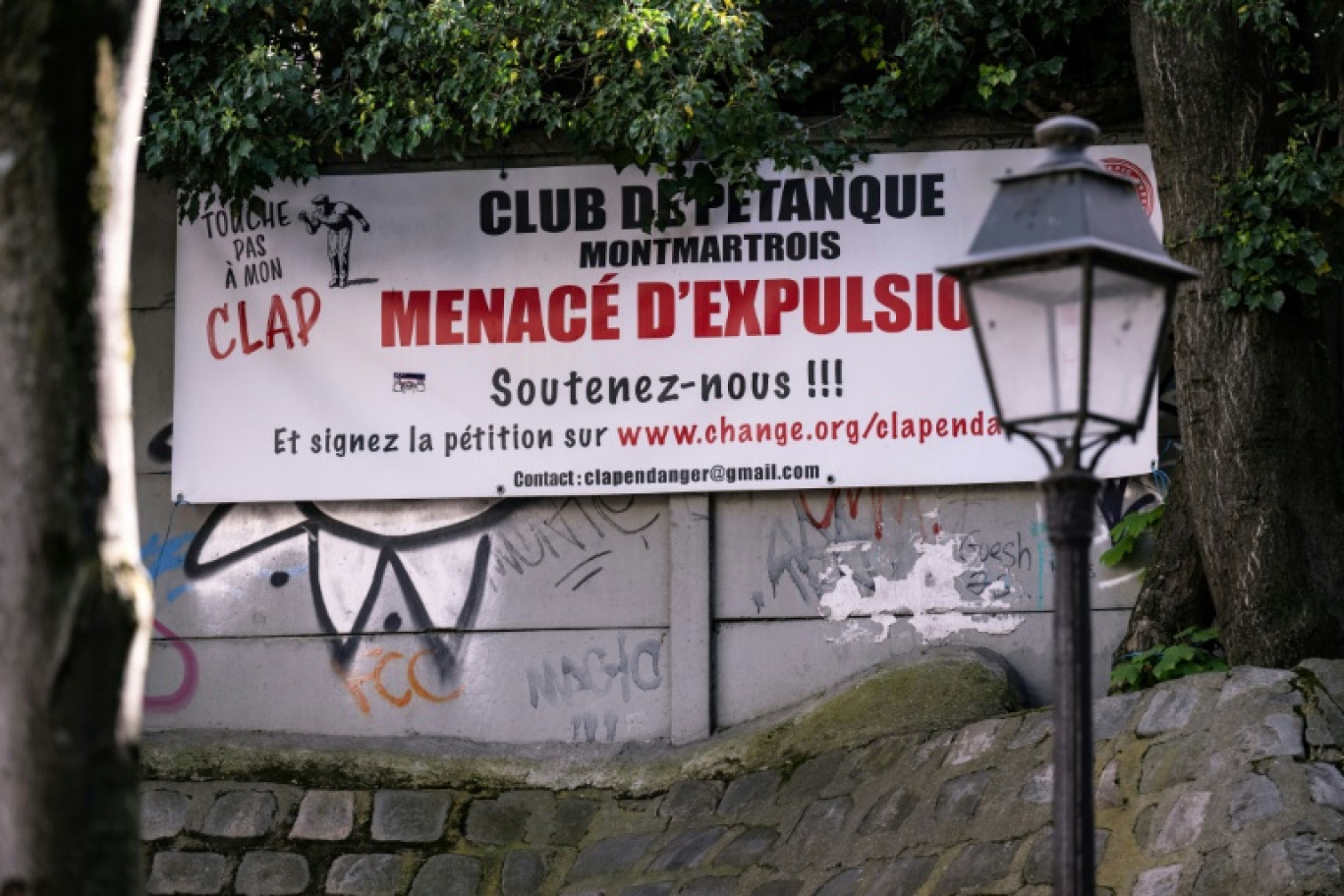 Une affiche appelant à soutenir le club de pétanque Clap menacé d'expulsion à Montmartre, le 21 avril 2024 à Paris © MIGUEL MEDINA