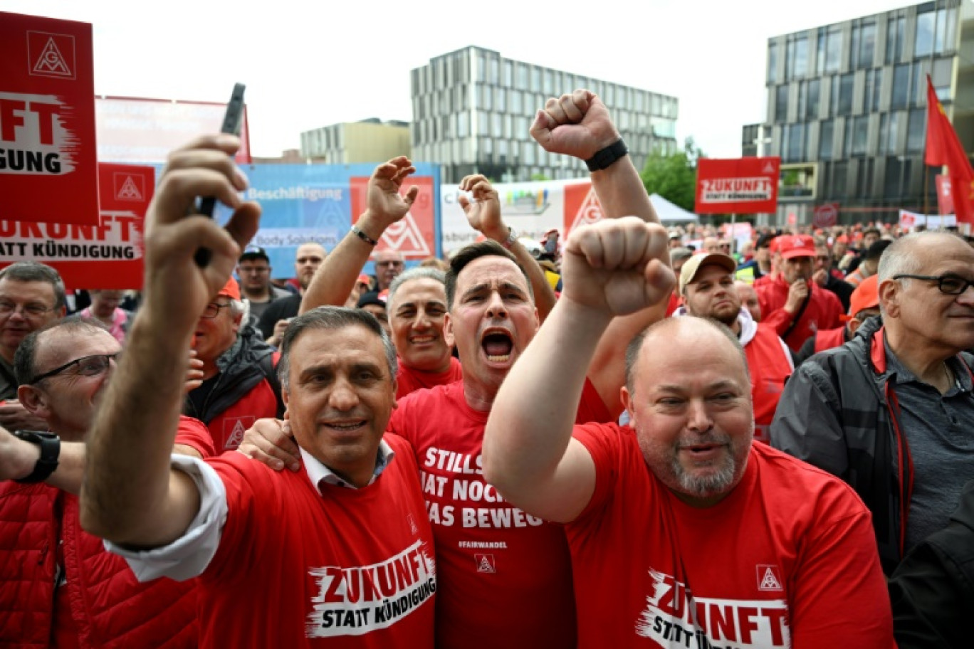 Des milliers de salariés du géant de l'acier en crise Thyssenkrupp manifestent le 23 mai 2024 à Essen, en Allemagne © INA FASSBENDER